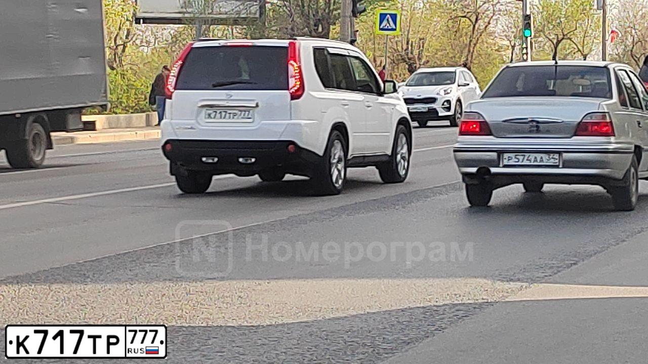 Фото автомобиля NISSAN X-TRAIL, 2012 — госномер К717ТР777. Цвет: БЕЛЫЙ