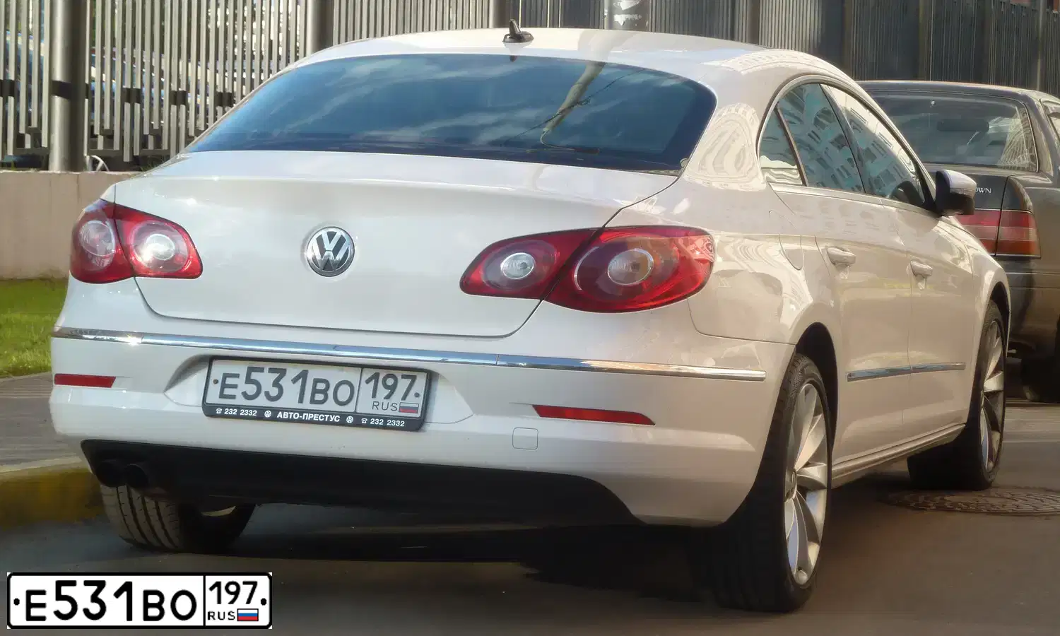 Фото автомобиля VOLKSWAGEN PASSAT, 2010 — госномер Е531ВО197. Цвет: БЕЛЫЙ