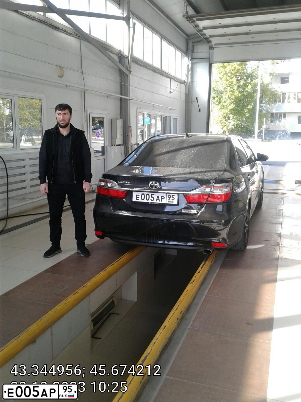 Фото автомобиля TOYOTA CAMRY, 2017 — госномер Е005АР95. Цвет: ЧЕРНЫЙ МЕТАЛЛИК