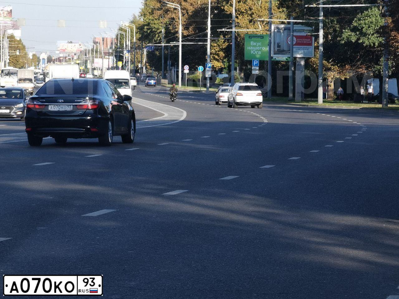 Фото автомобиля TOYOTA CAMRY, 2015 — госномер А070КО93. Цвет: ЧЕРНЫЙ МЕТАЛЛИК