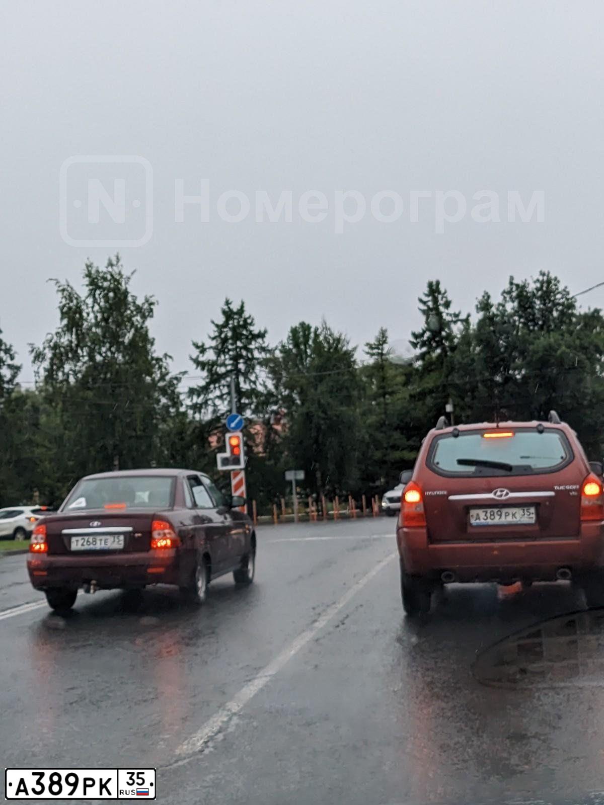 Фото автомобиля HYUNDAI TUCSON, 2005 — госномер А389РК35. Цвет: ВИШНЕВЫЙ