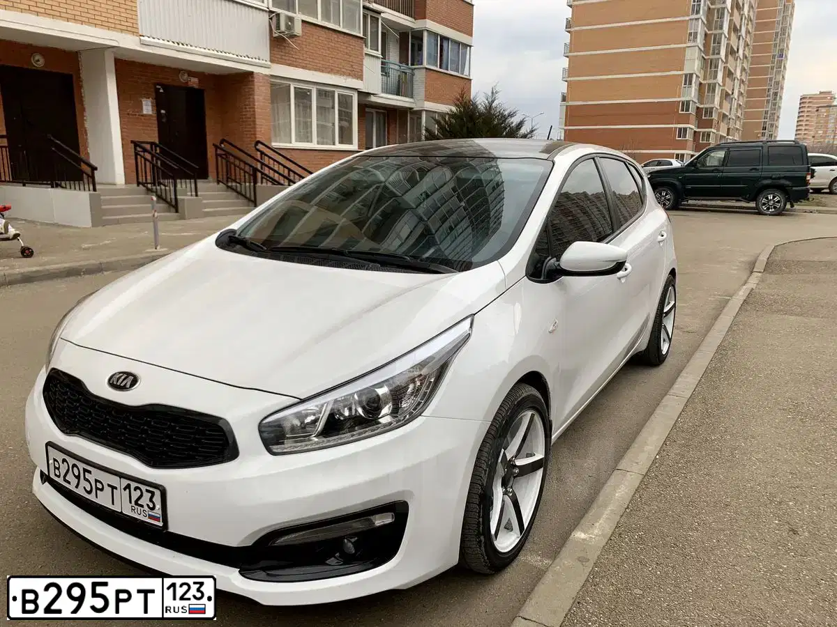 Фото автомобиля KIA CEE'D, 2015 — госномер В295РТ123. Цвет: БЕЛЫЙ