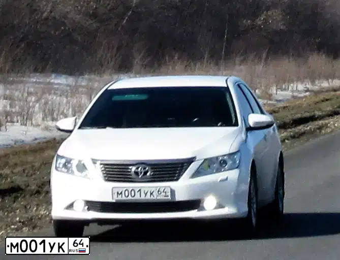 Фото автомобиля TOYOTA CAMRY, 2014 — госномер М001УК64. Цвет: Белый