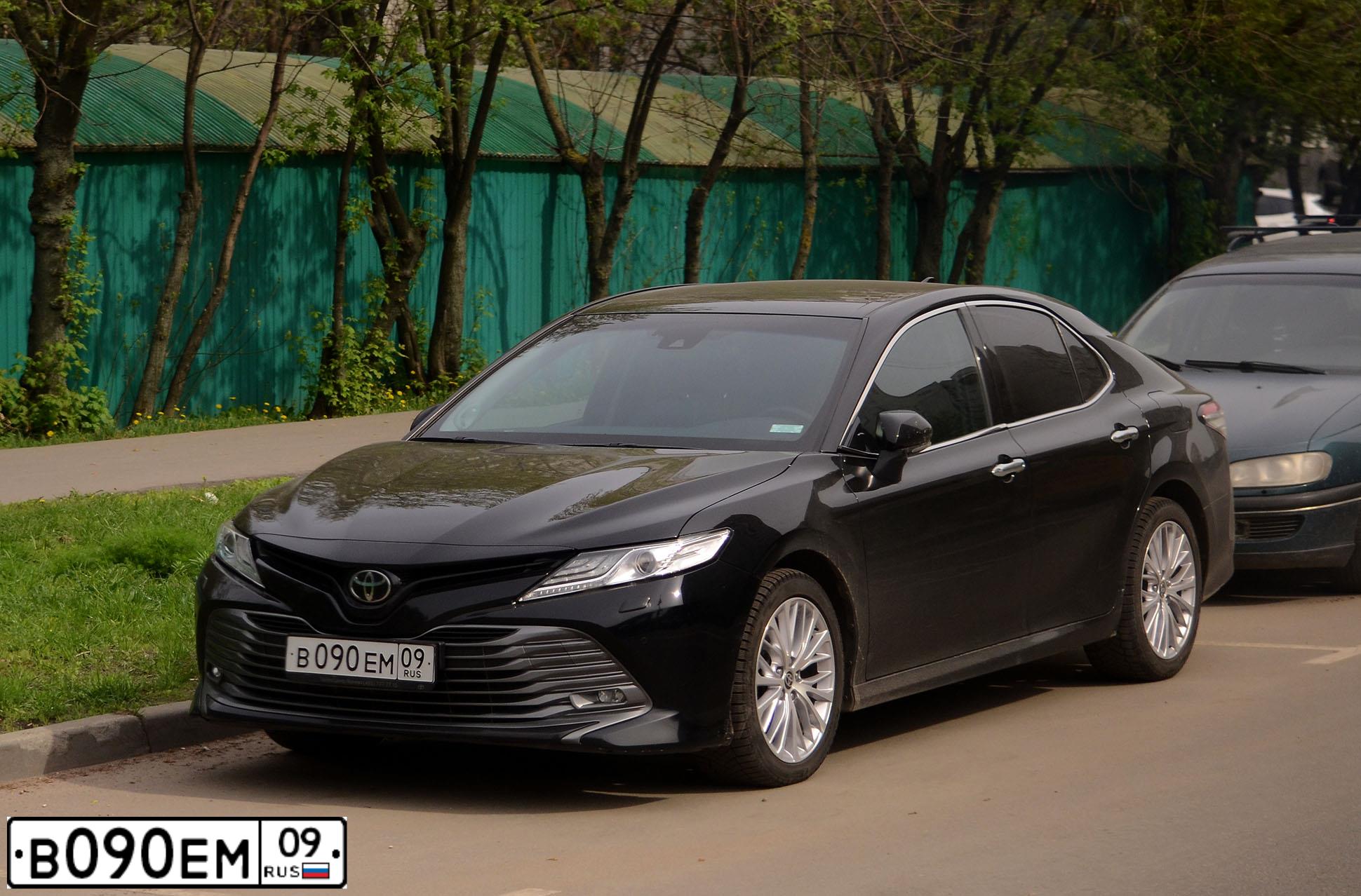 Фото автомобиля TOYOTA CAMRY, 2021 — госномер В090ЕМ09. Цвет: ЧЕРНЫЙ