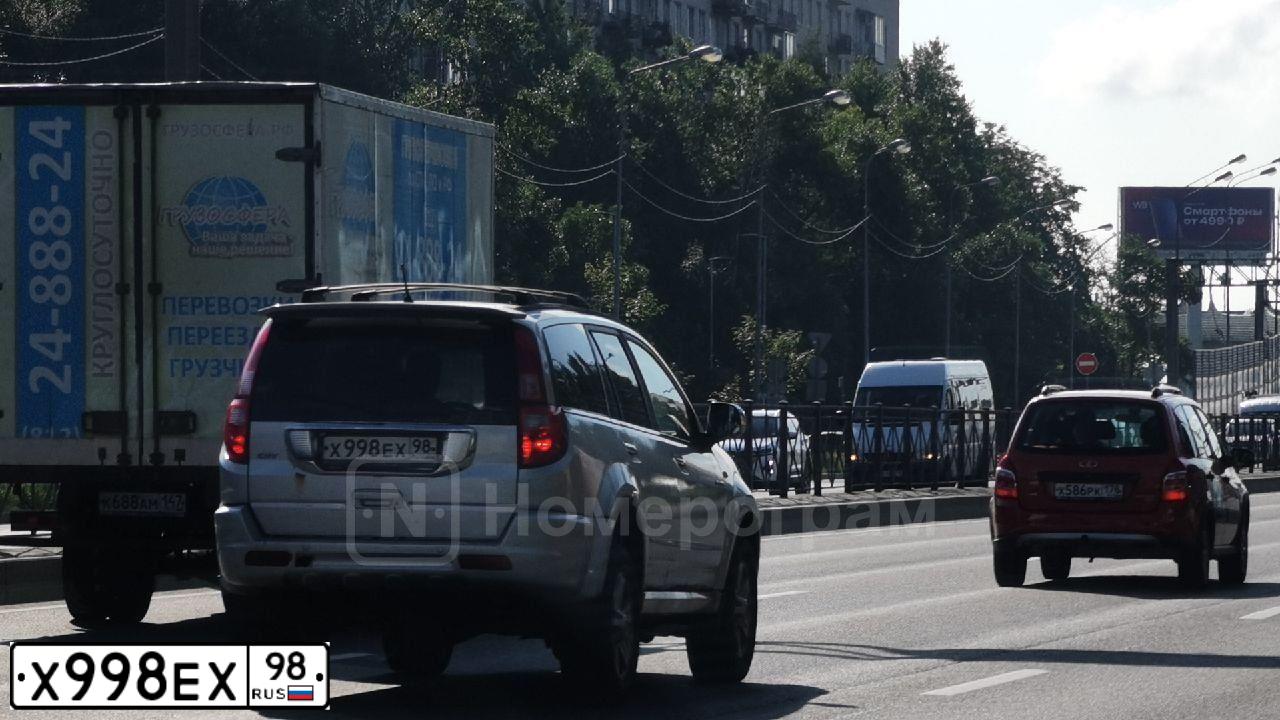 Фото автомобиля GREAT WALL HOVER, 2008 — госномер Х098ЕХ98. Цвет: СВЕТЛО-СЕРЫЙ