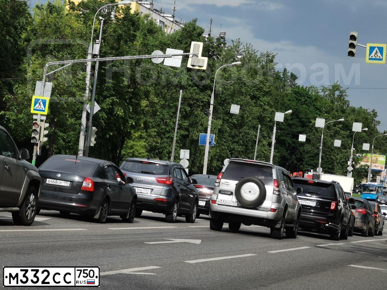 Фото автомобиля TOYOTA LANDCRUISER, 2006 — госномер М332СС750. Цвет: Серый