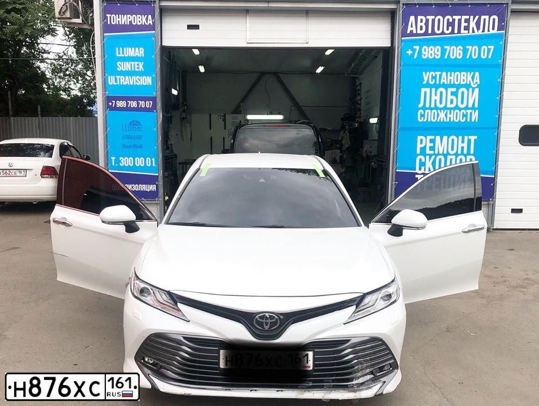 Фото автомобиля TOYOTA CAMRY, 2018 — госномер О777УР06. Цвет: БЕЛЫЙ ПЕРЛАМУТР