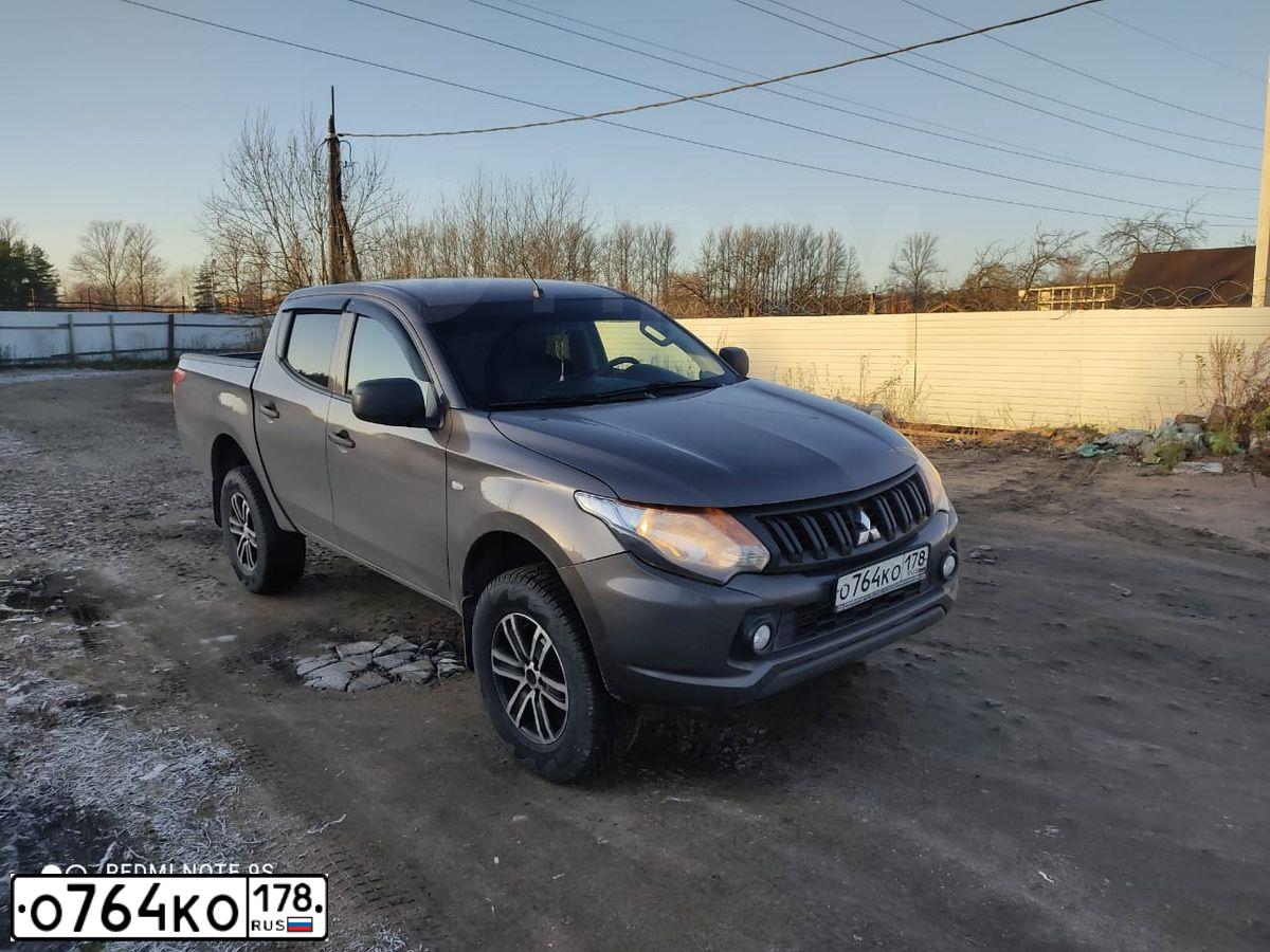 Фото автомобиля MITSUBISHI L 200, 2017 — госномер О764КО178. Цвет: Коричневый