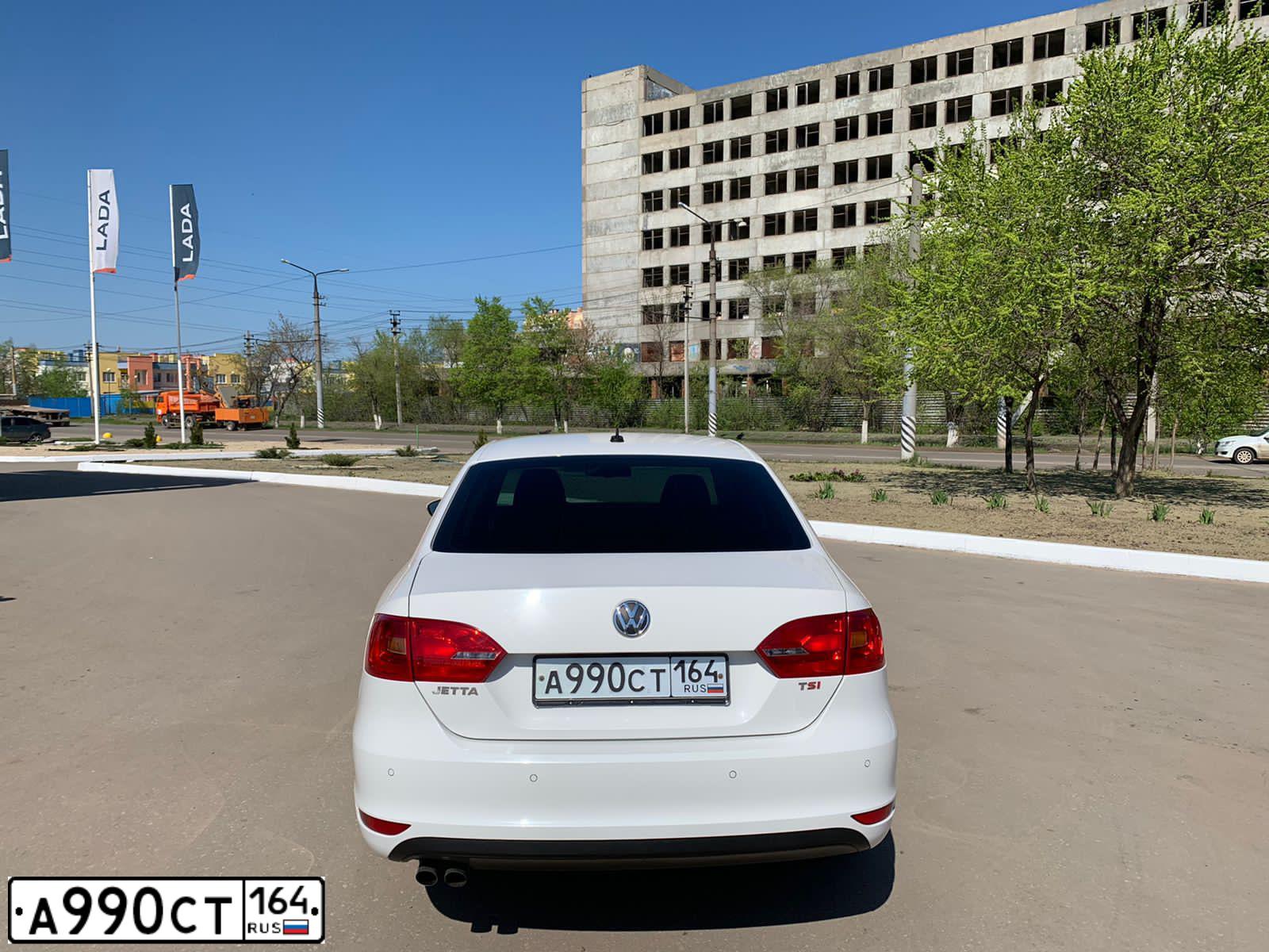 Фото автомобиля VOLKSWAGEN JETTA, 2011 — госномер А990СТ164. Цвет: Белый