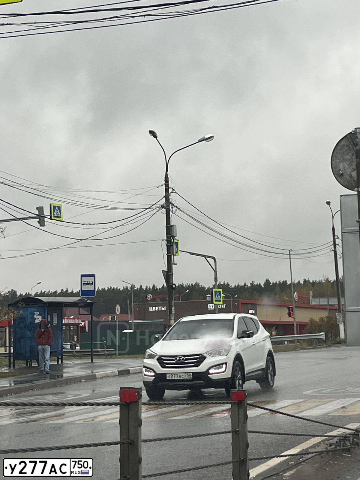 Фото автомобиля HYUNDAI SANTA FE, 2013 — госномер У277АС750. Цвет: Белый