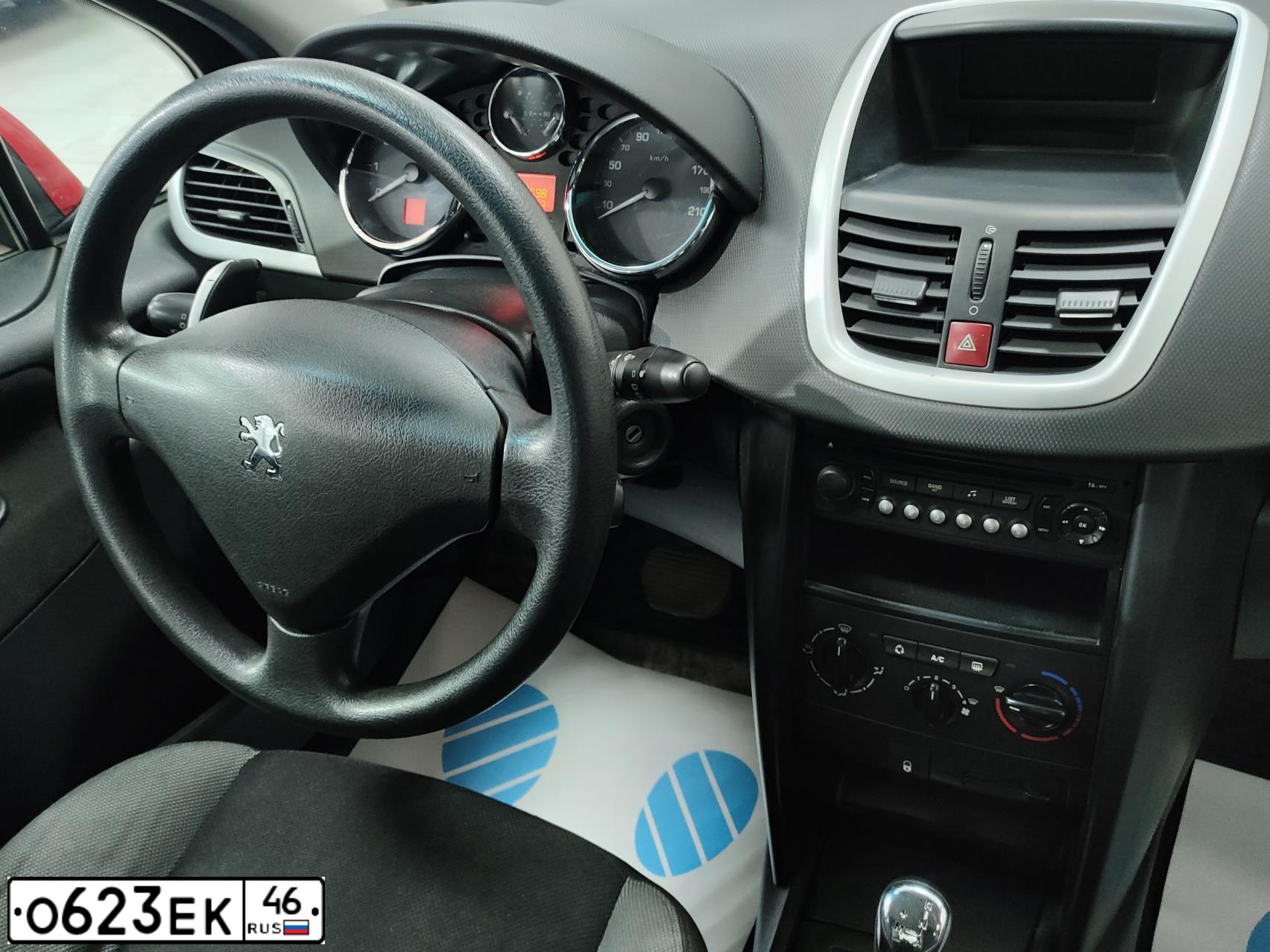Фото автомобиля PEUGEOT 207, 2008 — госномер Р220ОЕ46. Цвет: Красный