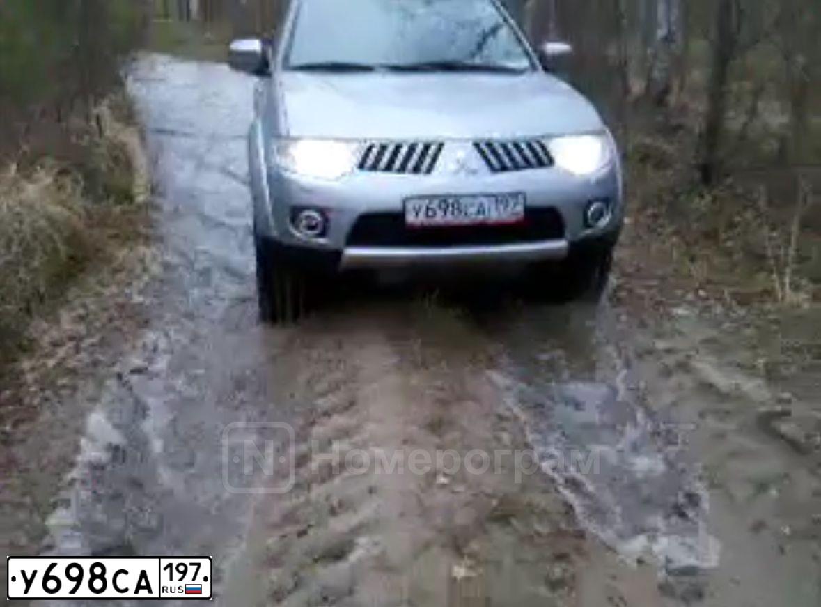 Фото автомобиля MITSUBISHI PAJERO, 2011 — госномер Р355ХР11. Цвет: СЕРЕБРИСТЫЙ