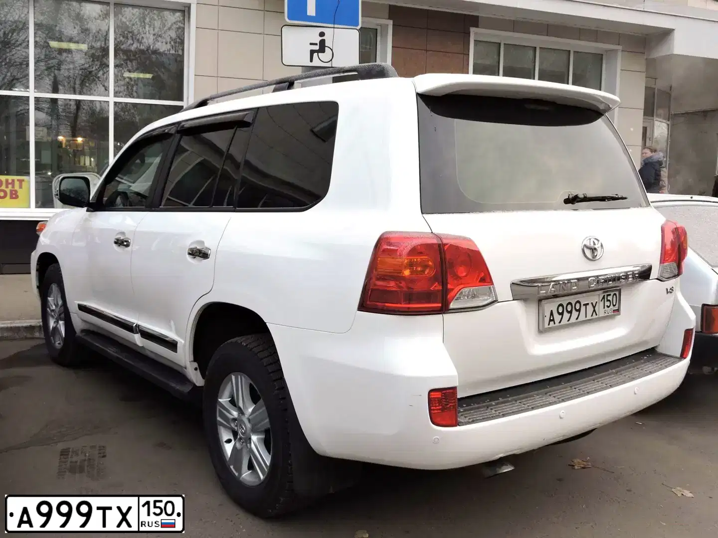 Фото автомобиля VOLKSWAGEN MULTIVAN, 2008 — госномер А999ТХ150. Цвет: СЕРЕБРИСТЫЙ