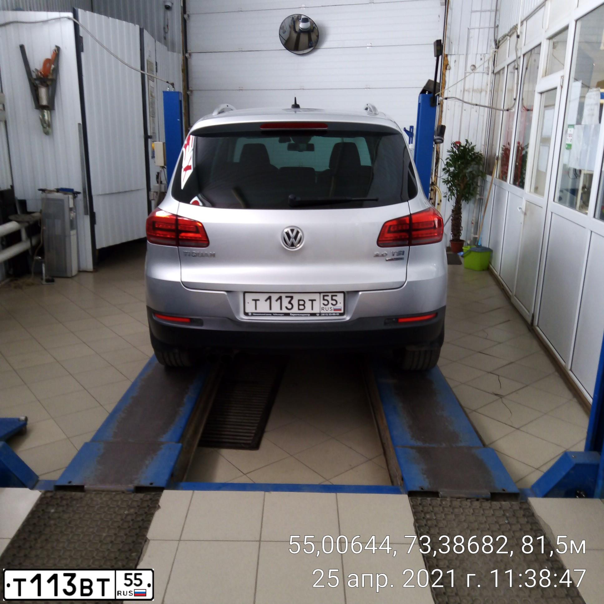 Фото автомобиля VOLKSWAGEN TIGUAN, 2014 — госномер Т113ВТ55. Цвет: СЕРЕБРИСТЫЙ