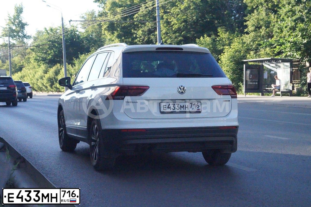 Фото автомобиля VOLKSWAGEN TIGUAN, 2019 — госномер Е433МН716. Цвет: Белый