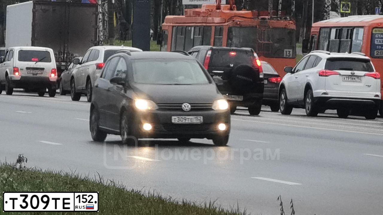 Фото автомобиля VOLKSWAGEN GOLF PLUS, 2012 — госномер Т309ТЕ152. Цвет: ЧЕРНЫЙ