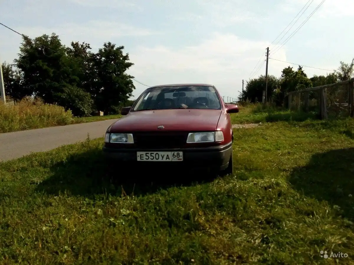 Фото автомобиля OPEL VECTRA, 1991 — госномер Е114ЕА136. Цвет: Красный