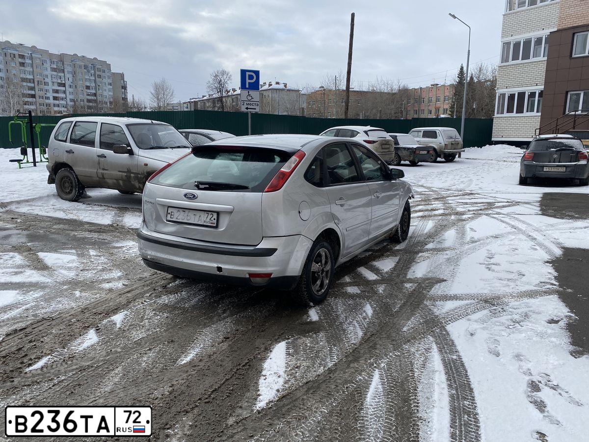 Фото автомобиля FORD FOCUS, 2006 — госномер К812АС122. Цвет: Серебристый