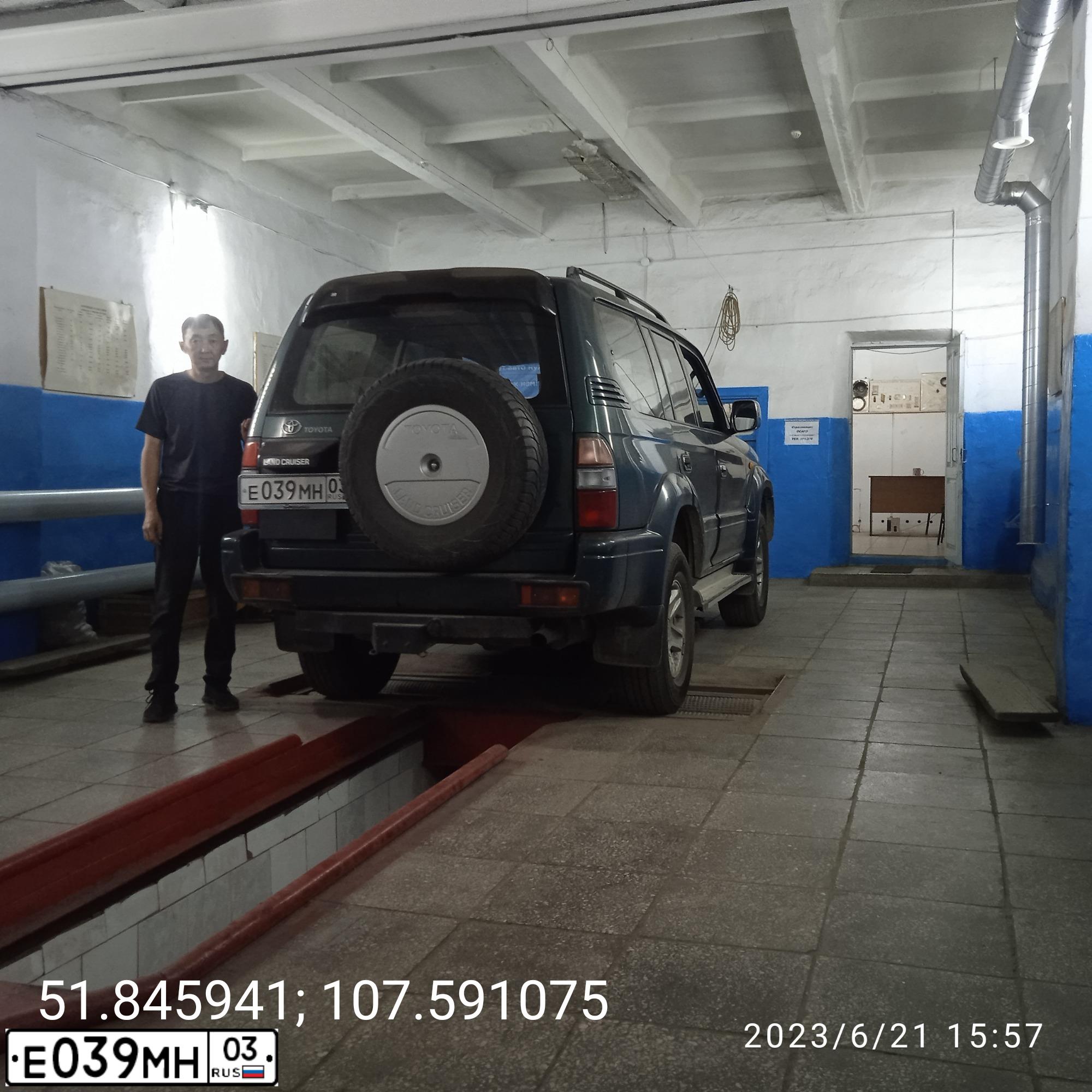 Фото автомобиля TOYOTA LANDCRUISER, 1998 — госномер Т432НЕ03. Цвет: Темно-зеленый