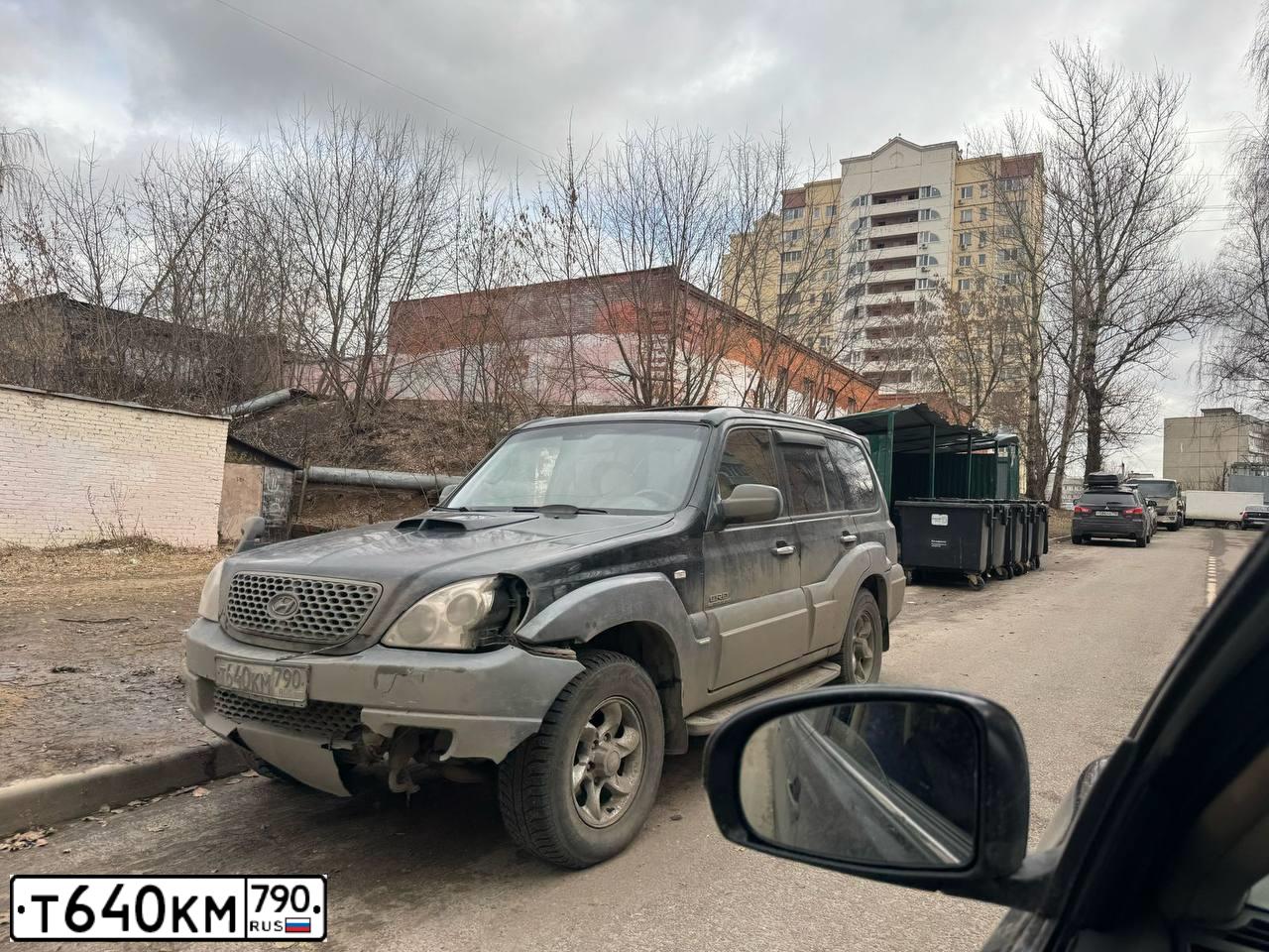 Фото автомобиля HYUNDAI TERRACAN, 2005 — госномер Т640КМ790. Цвет: ЧЕРНЫЙ