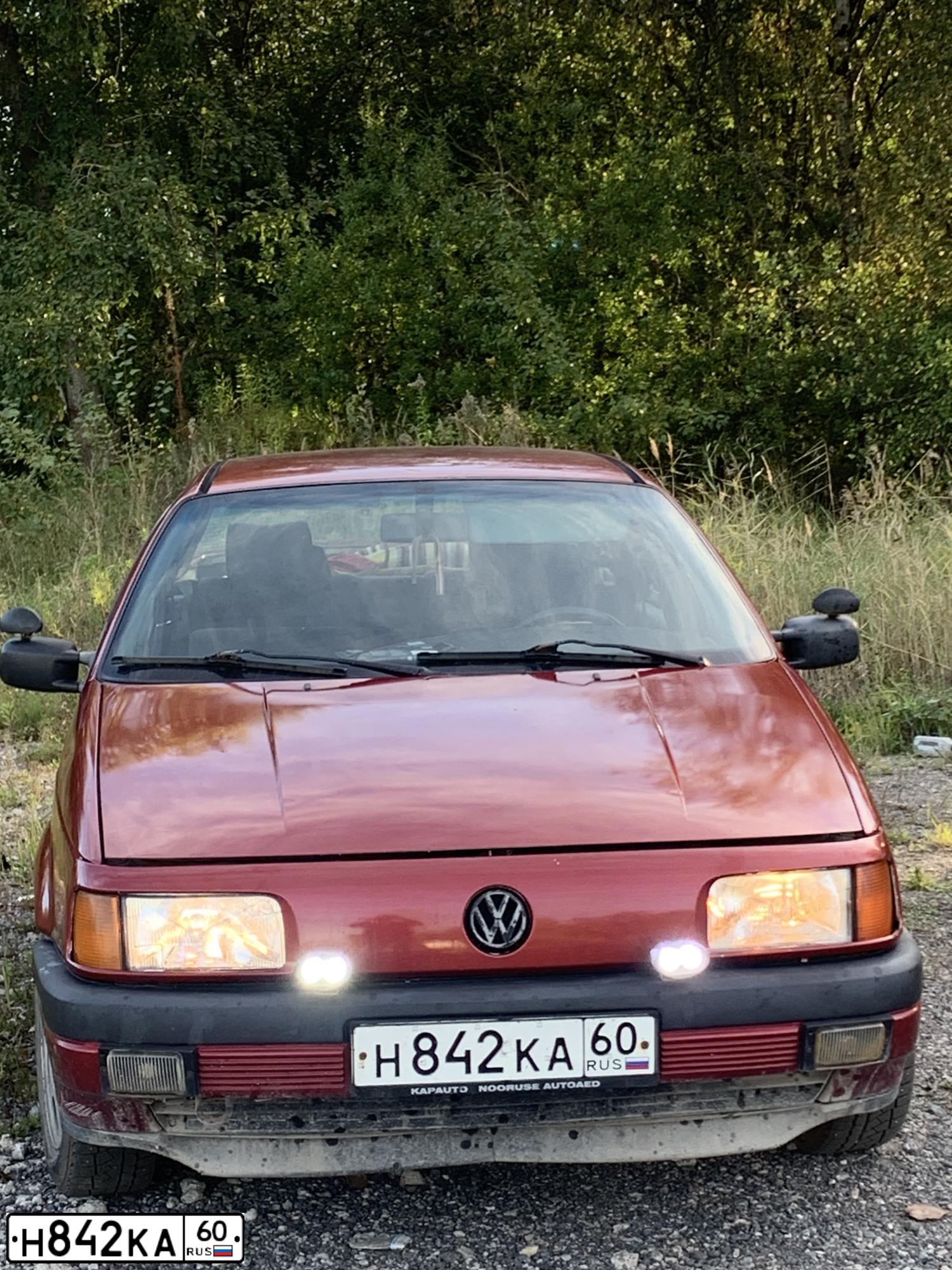 Фото автомобиля VOLKSWAGEN PASSAT, 1990 — госномер Е123МУ147. Цвет: Красный