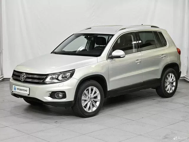 Фото автомобиля VOLKSWAGEN TIGUAN, 2011 — госномер Е222АТ250. Цвет: СЕРЕБРИСТО-ЖЕЛТЫЙ