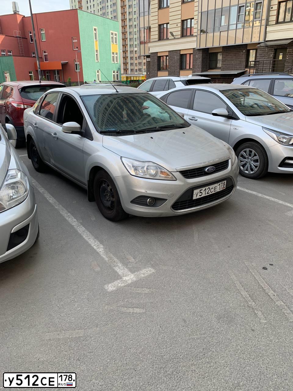 Фото автомобиля FORD FOCUS, 2009 — госномер Н615РТ198. Цвет: Серебристый