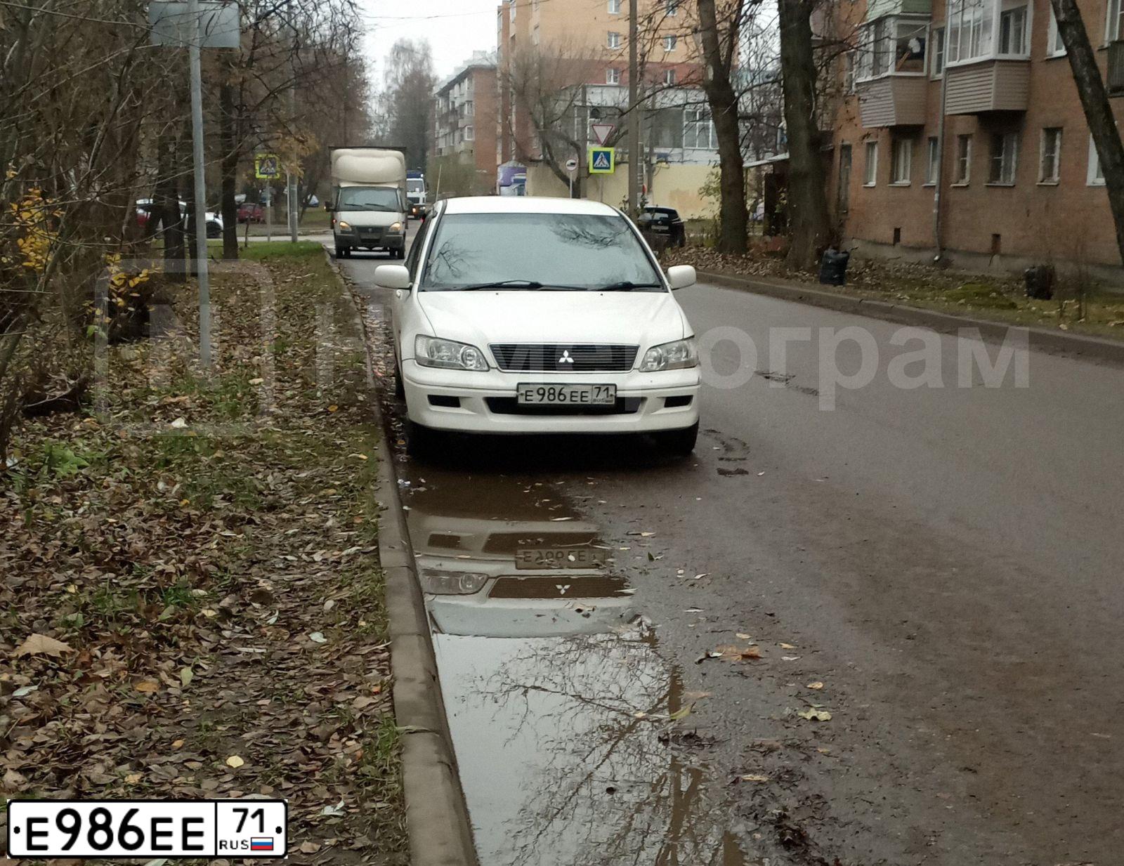 Фото автомобиля MITSUBISHI LANCER, 1995 — госномер Е986ЕЕ71. Цвет: Белый