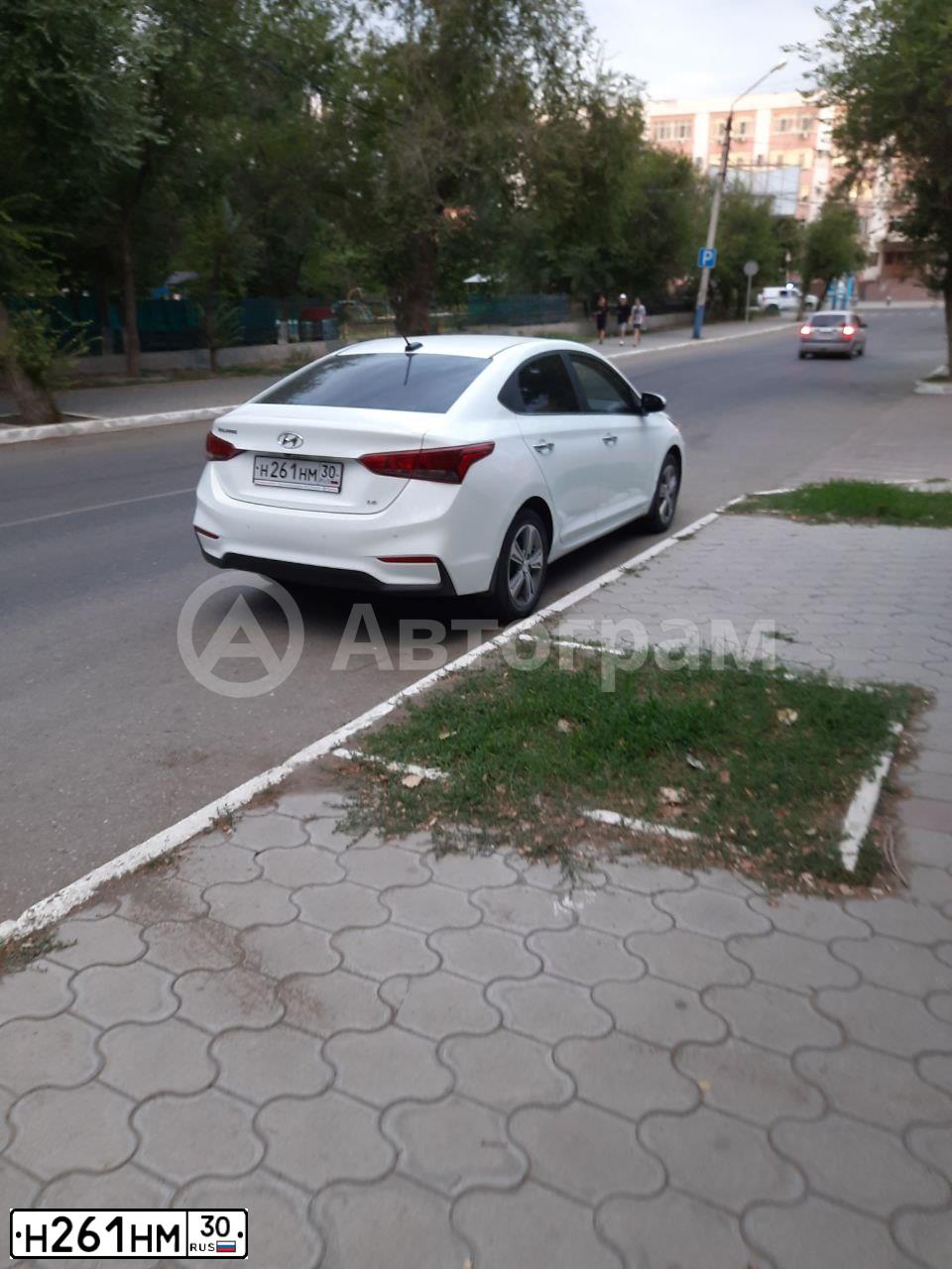 Фото автомобиля HYUNDAI SOLARIS, 2018 — госномер Х001КТ30. Цвет: Белый
