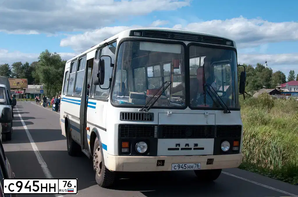 Фото автомобиля PAZ 3205, 2006 — госномер С945НН76. Цвет: Бело-синий