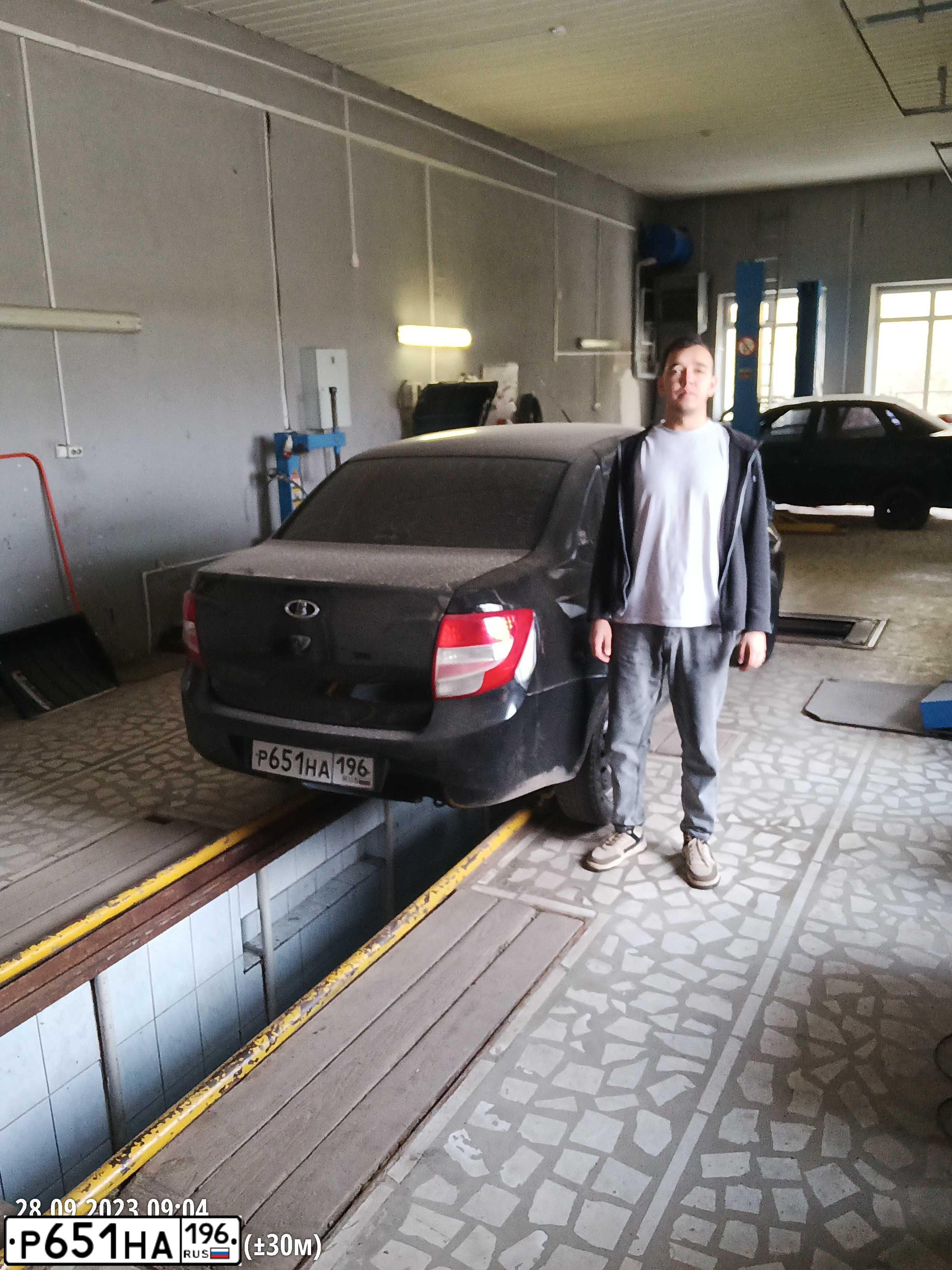 Фото автомобиля LADA 2190 GRANTA, 2017 — госномер Р651НА196. Цвет: ЧЕРНЫЙ