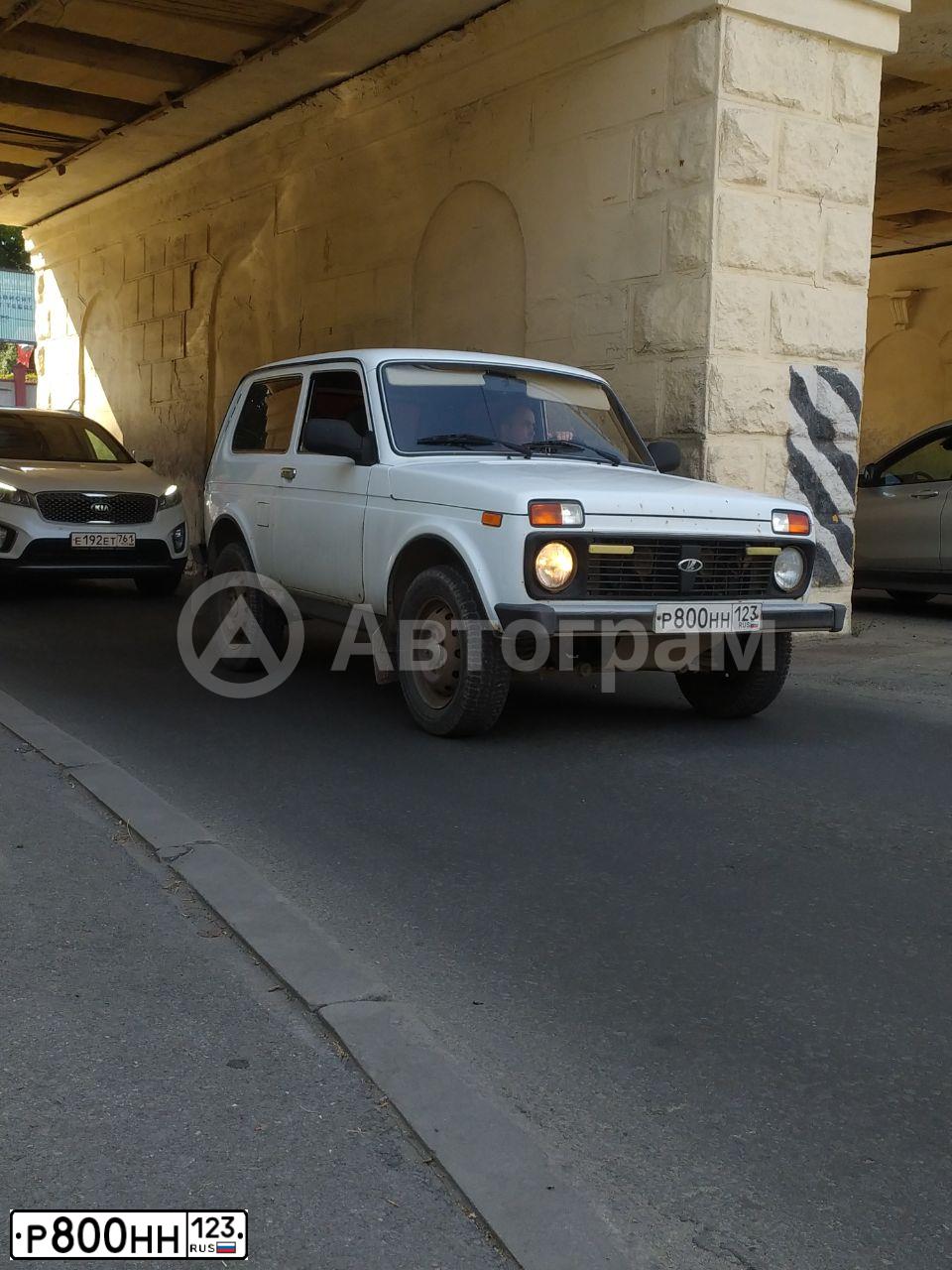 Фото автомобиля LADA 2121 NIVA, 2012 — госномер Р800НН123. Цвет: ЯРКО-БЕЛЫЙ