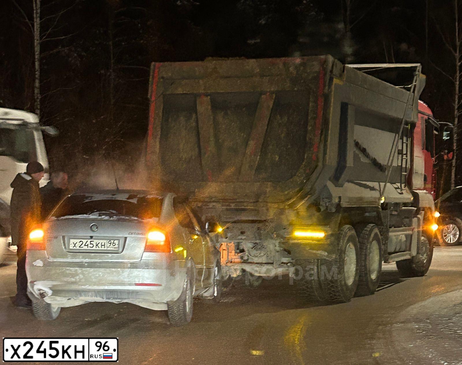 Фото автомобиля SKODA OCTAVIA, 2010 — госномер О967ТВ96. Цвет: СВЕТЛО-СЕРЫЙ