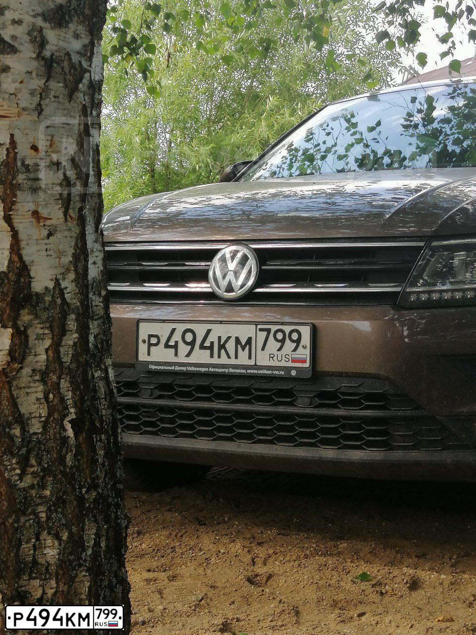 Фото автомобиля VOLKSWAGEN TIGUAN, 2018 — госномер Р494КМ799. Цвет: Коричневый