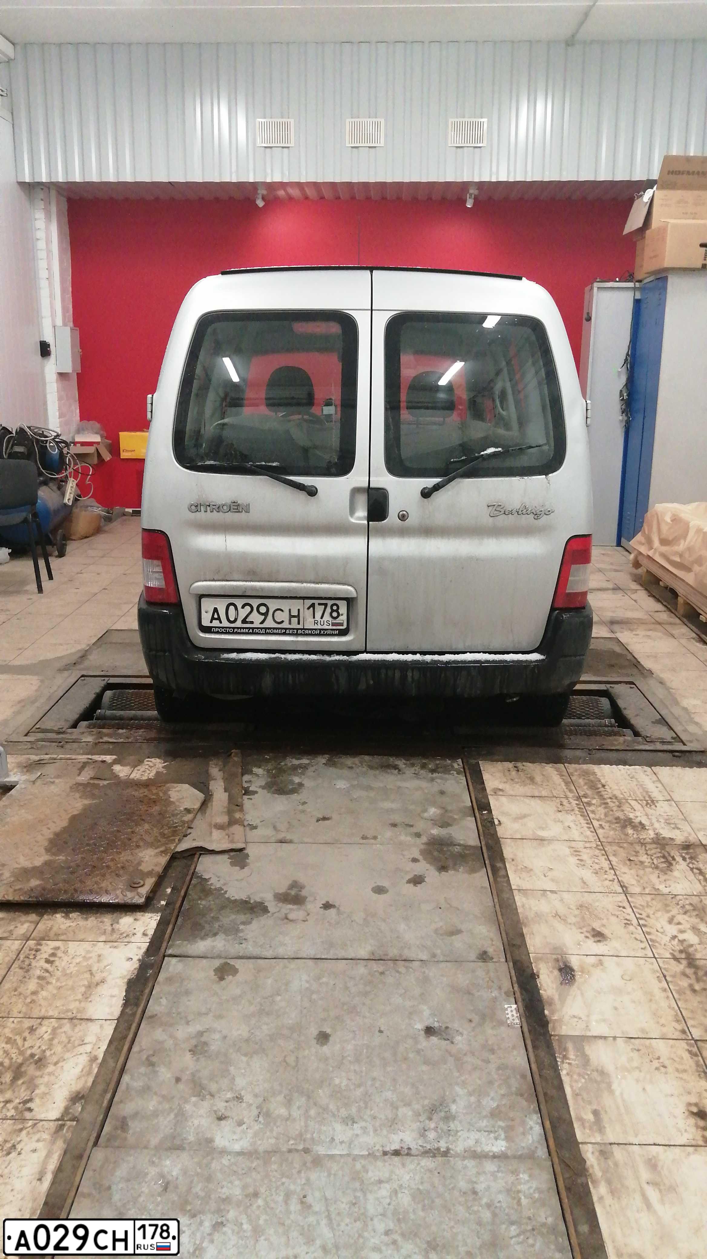 Фото автомобиля CITROEN BERLINGO, 2010 — госномер А029СН178. Цвет: серебристый