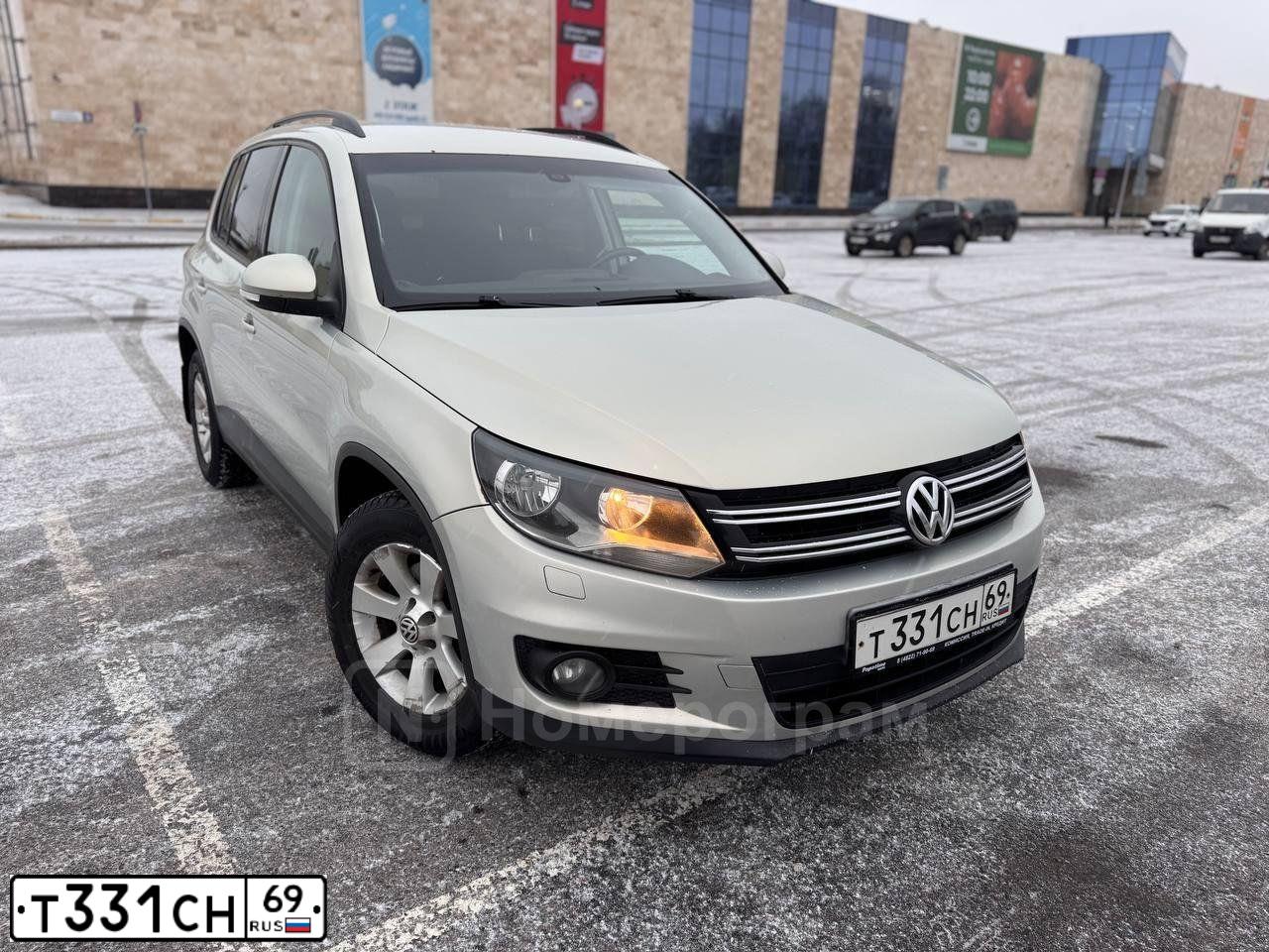 Фото автомобиля VOLKSWAGEN TIGUAN, 2013 — госномер В353УН69. Цвет: Серебристо-Желтый