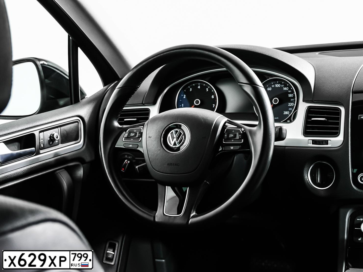 Фото автомобиля VOLKSWAGEN TOUAREG, 2014 — госномер Х629ХР799. Цвет: ЧЕРНЫЙ