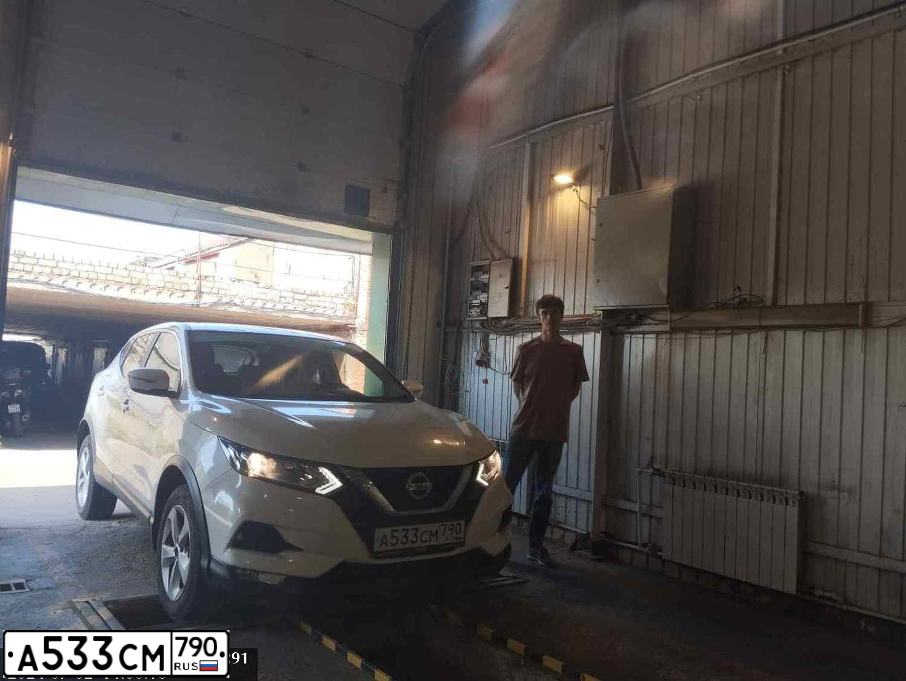 Фото автомобиля NISSAN QASHQAI, 2019 — госномер Е577РС797. Цвет: Белый