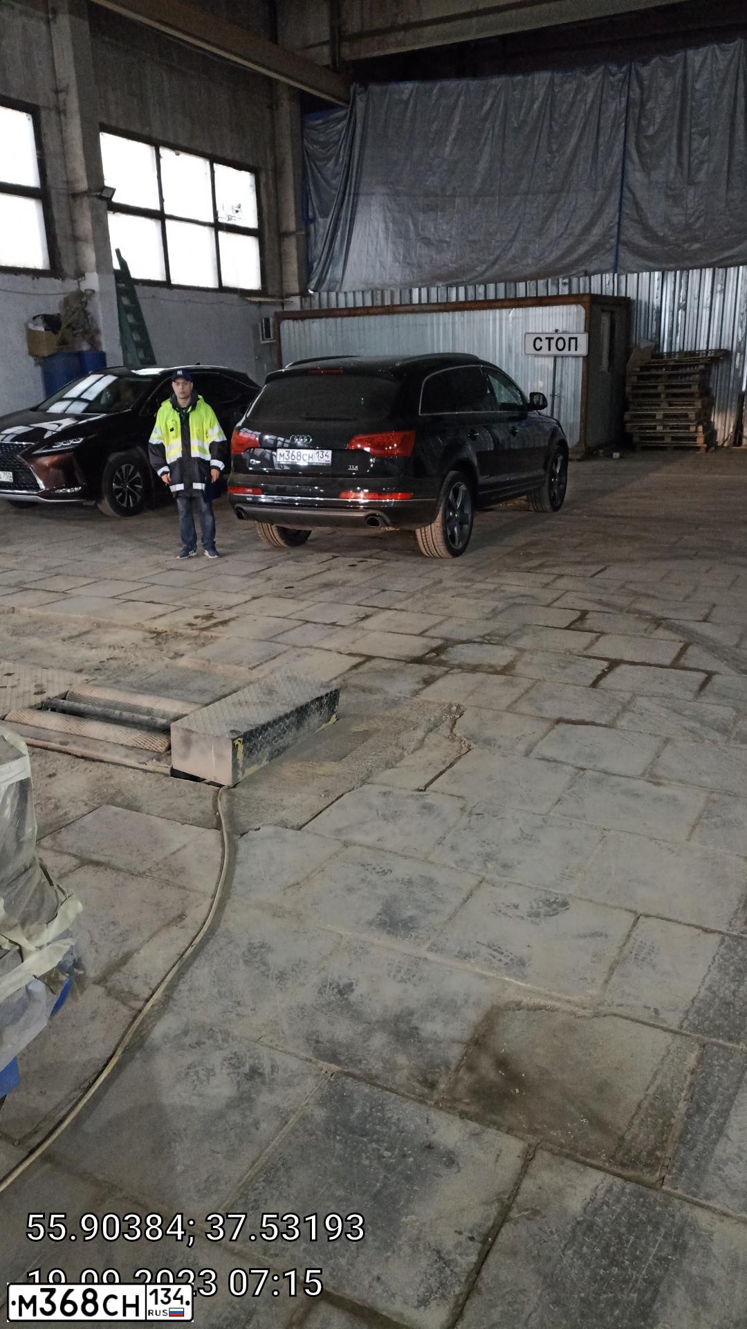 Фото автомобиля AUDI Q7, 2014 — госномер Е495НР164. Цвет: ЧЕРНЫЙ