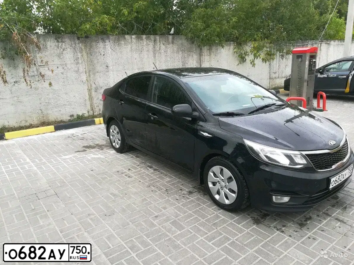 Фото автомобиля KIA RIO, 2015 — госномер О682АУ750. Цвет: ЧЕРНЫЙ