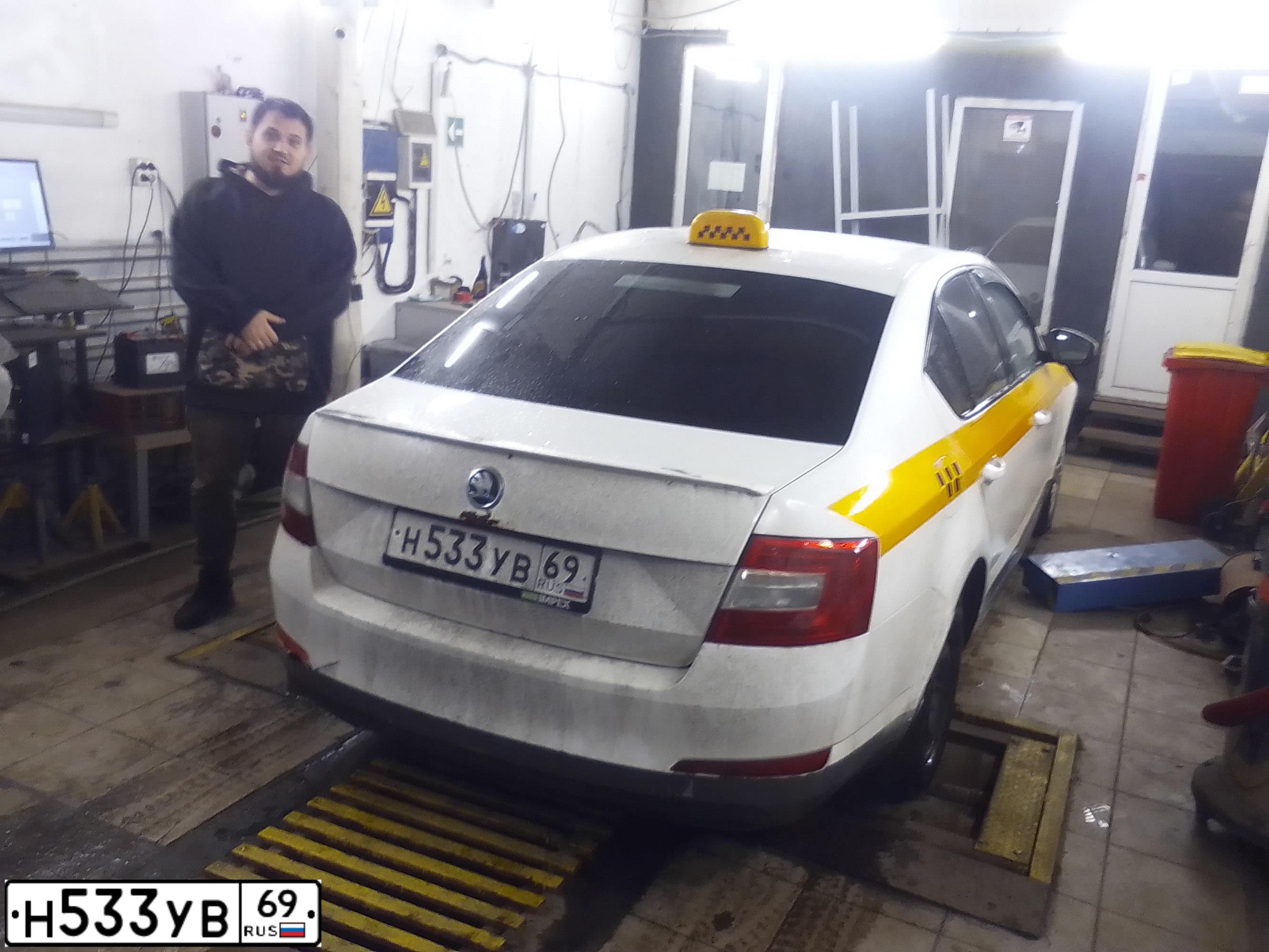 Фото автомобиля SKODA OCTAVIA, 2015 — госномер Н533УВ69. Цвет: БЕЛЫЙ