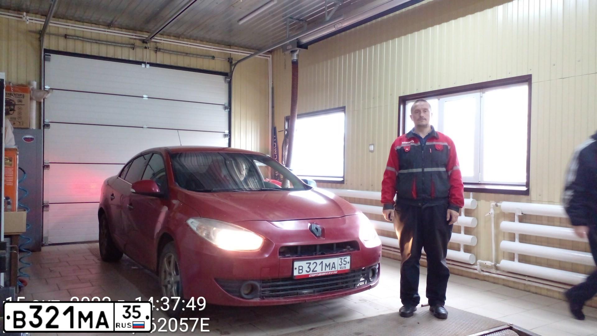 Фото автомобиля RENAULT FLUENCE, 2010 — госномер В321МА35. Цвет: Красный