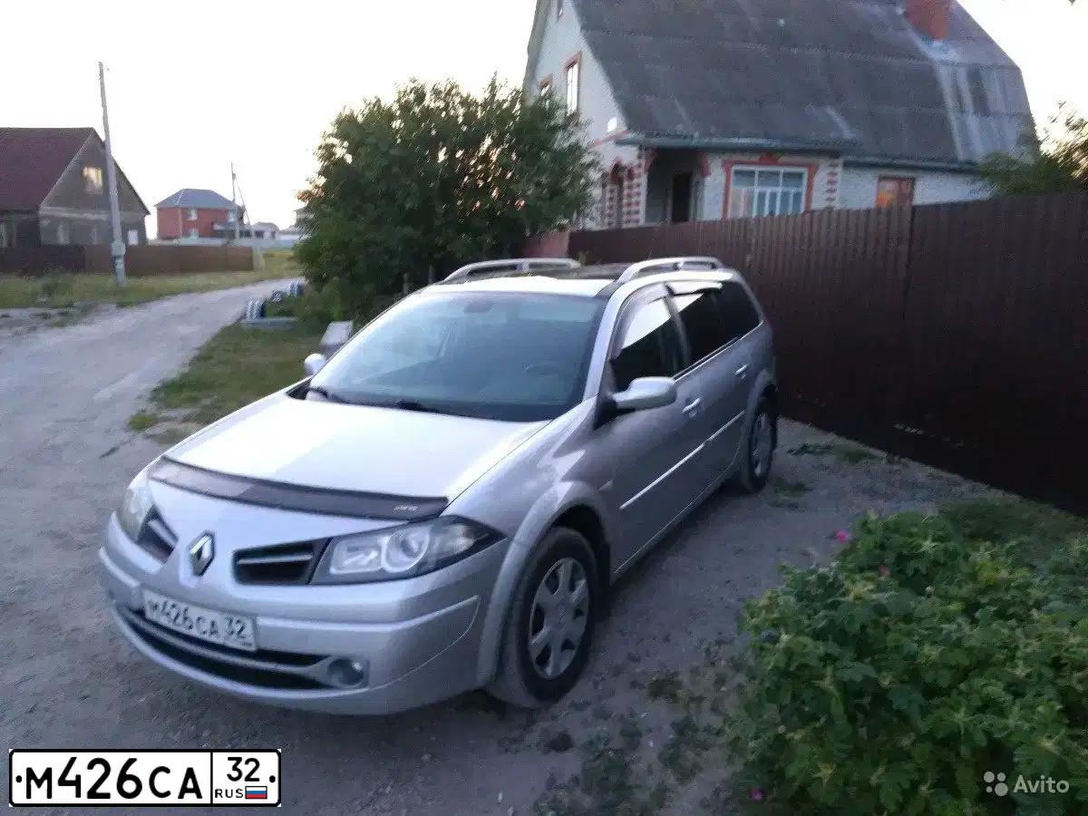 Фото автомобиля RENAULT MEGANE, 2009 — госномер М426СА32. Цвет: серебристый