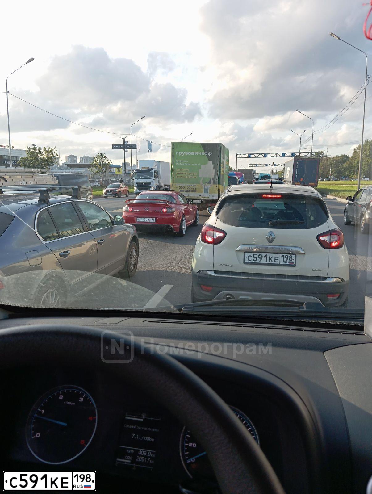 Фото автомобиля RENAULT KAPTUR, 2017 — госномер С591КЕ198. Цвет: светло-бежевый коричневый