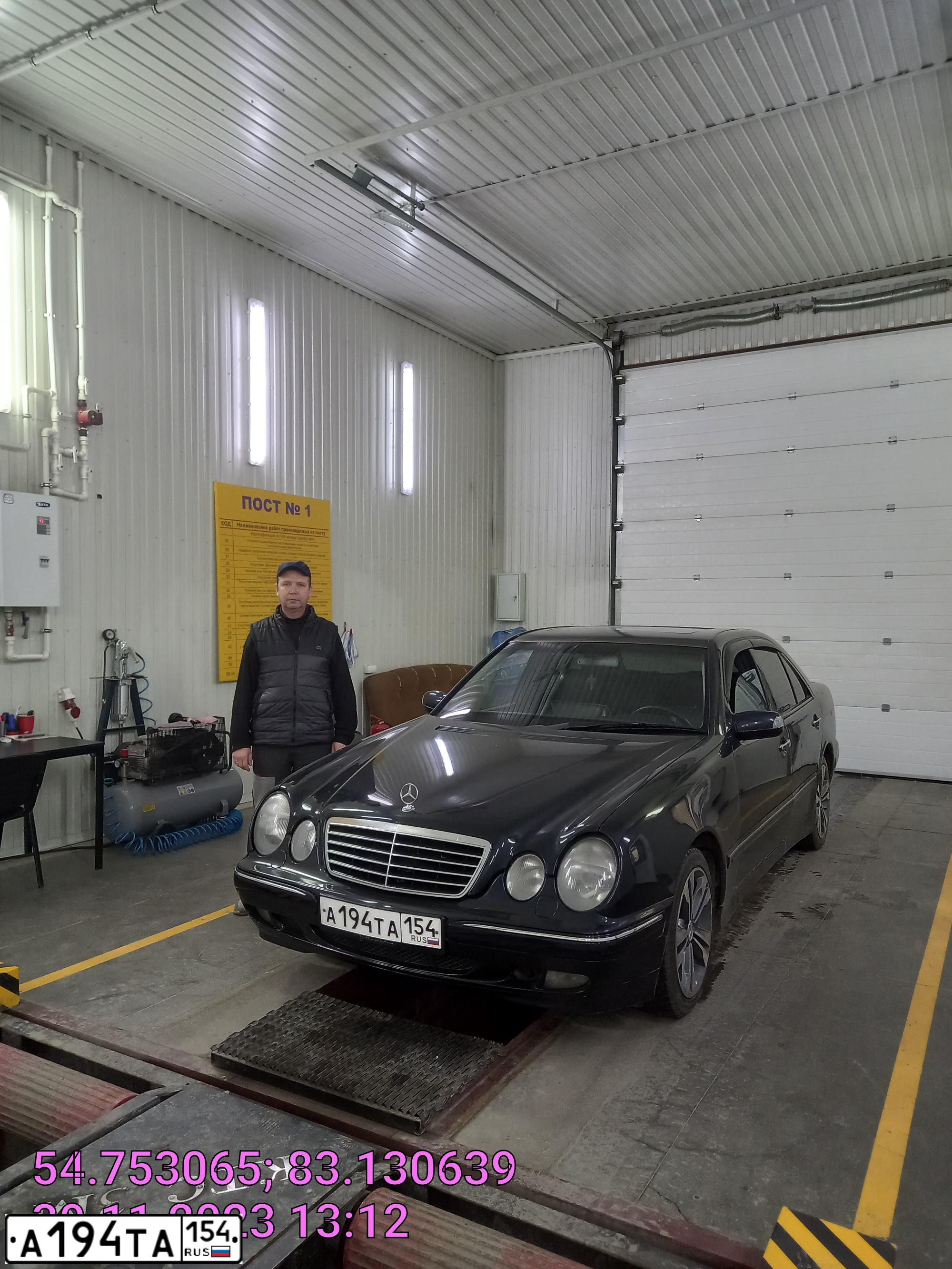 Фото автомобиля MERCEDES E-KLASSE, 2001 — госномер Р510СМ154. Цвет: ТЕМНО СИНИЙ