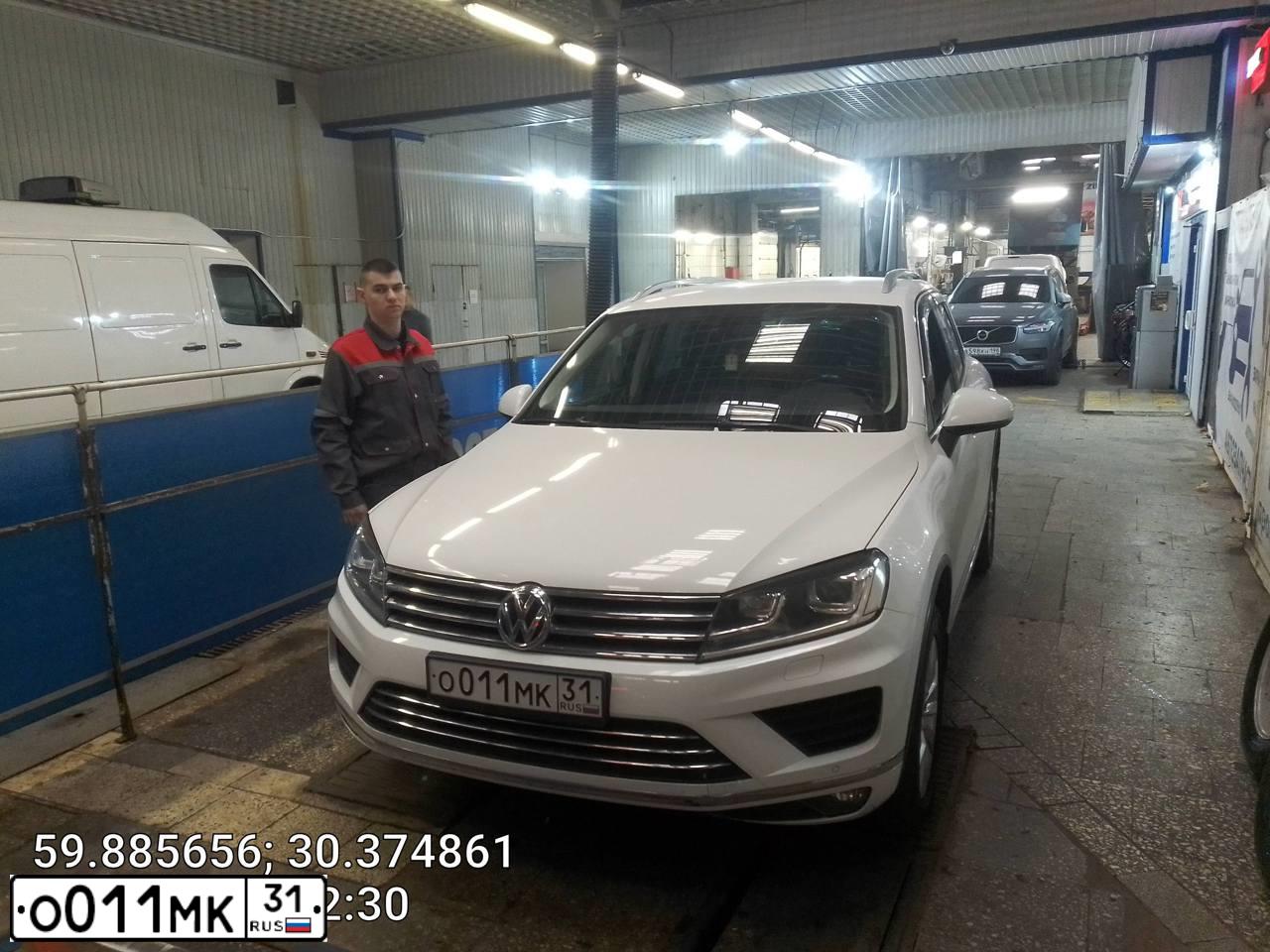 Фото автомобиля VOLKSWAGEN TOUAREG, 2017 — госномер Т400РЕ198. Цвет: Белый
