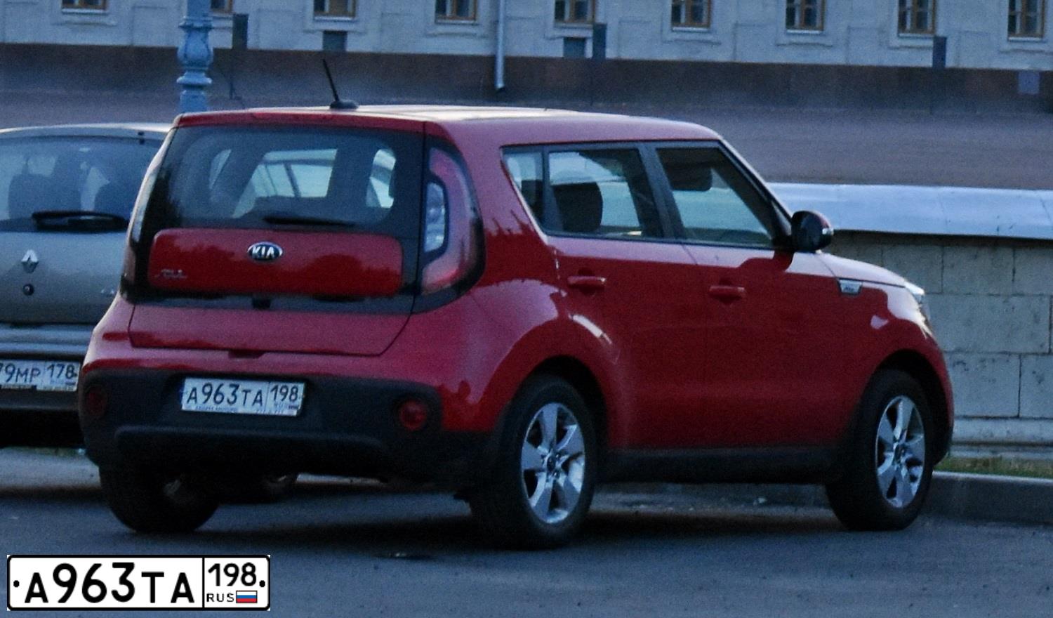 Фото автомобиля KIA SOUL, 2018 — госномер А963ТА198. Цвет: Красный