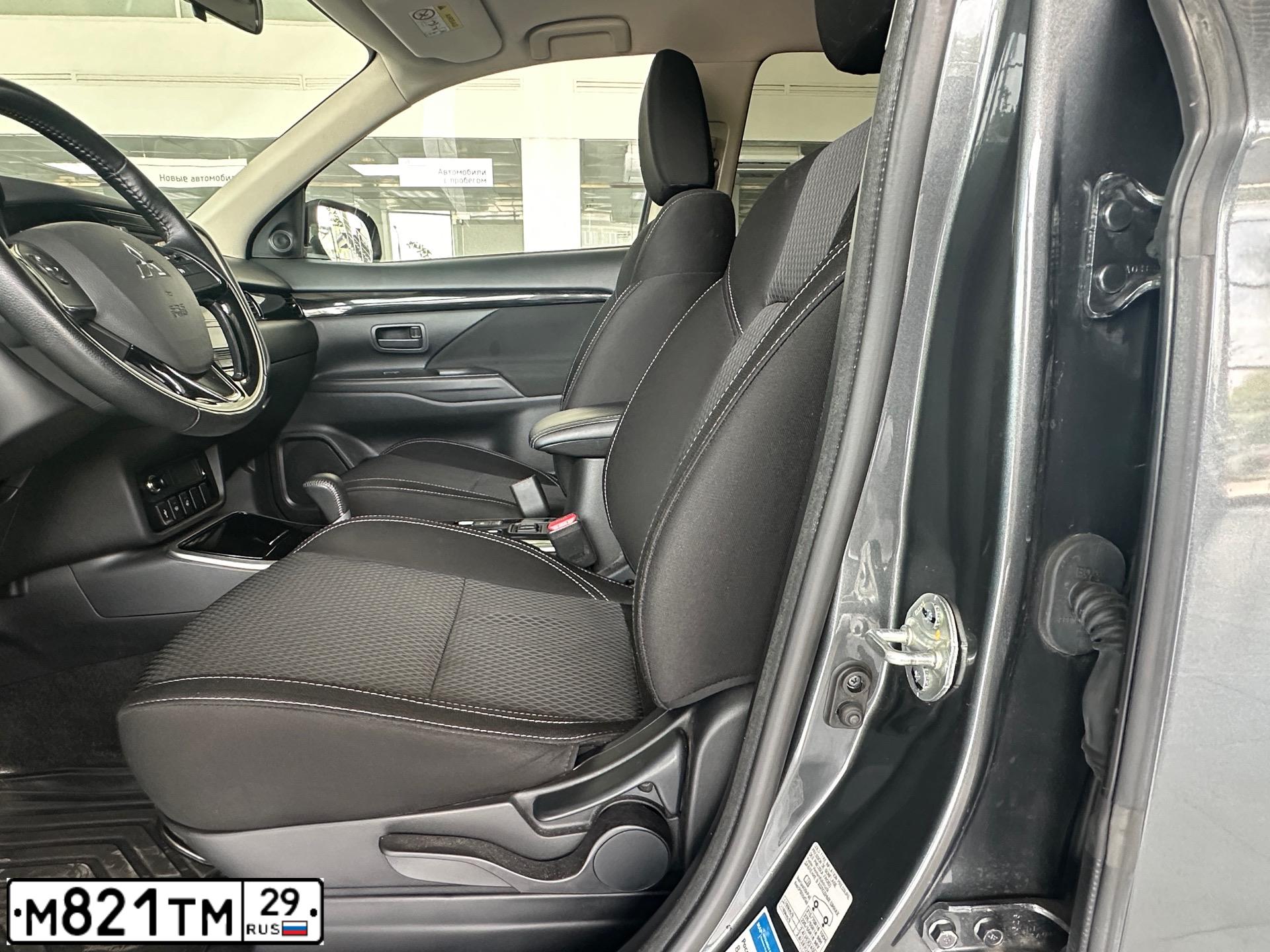 Фото автомобиля MITSUBISHI OUTLANDER, 2018 — госномер М821ТМ29. Цвет: СЕРЫЙ