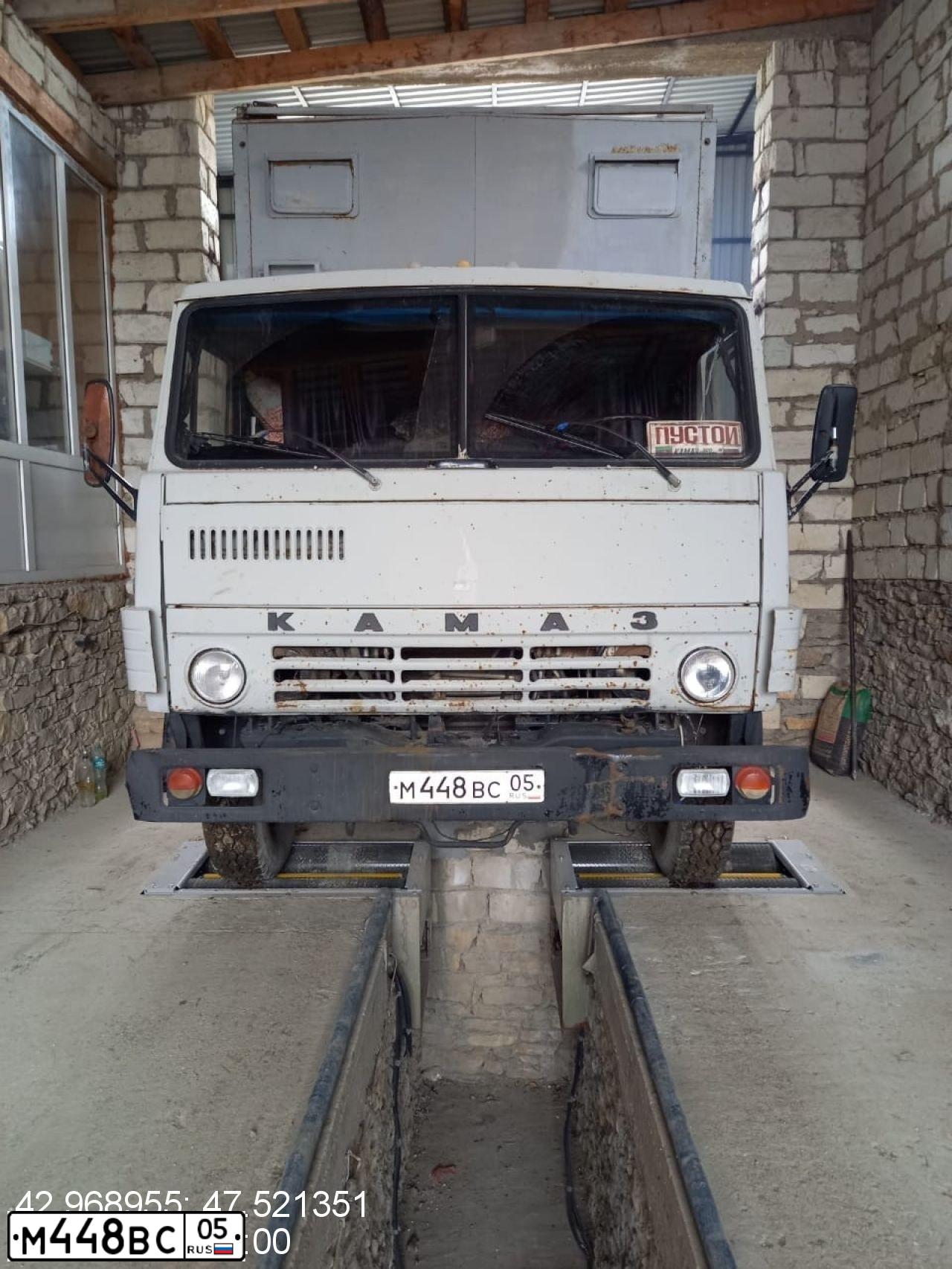 Фото автомобиля KAMAZ 53212 /6X4/, 1991 — госномер Е279МЕ05. Цвет: СЕРЫЙ