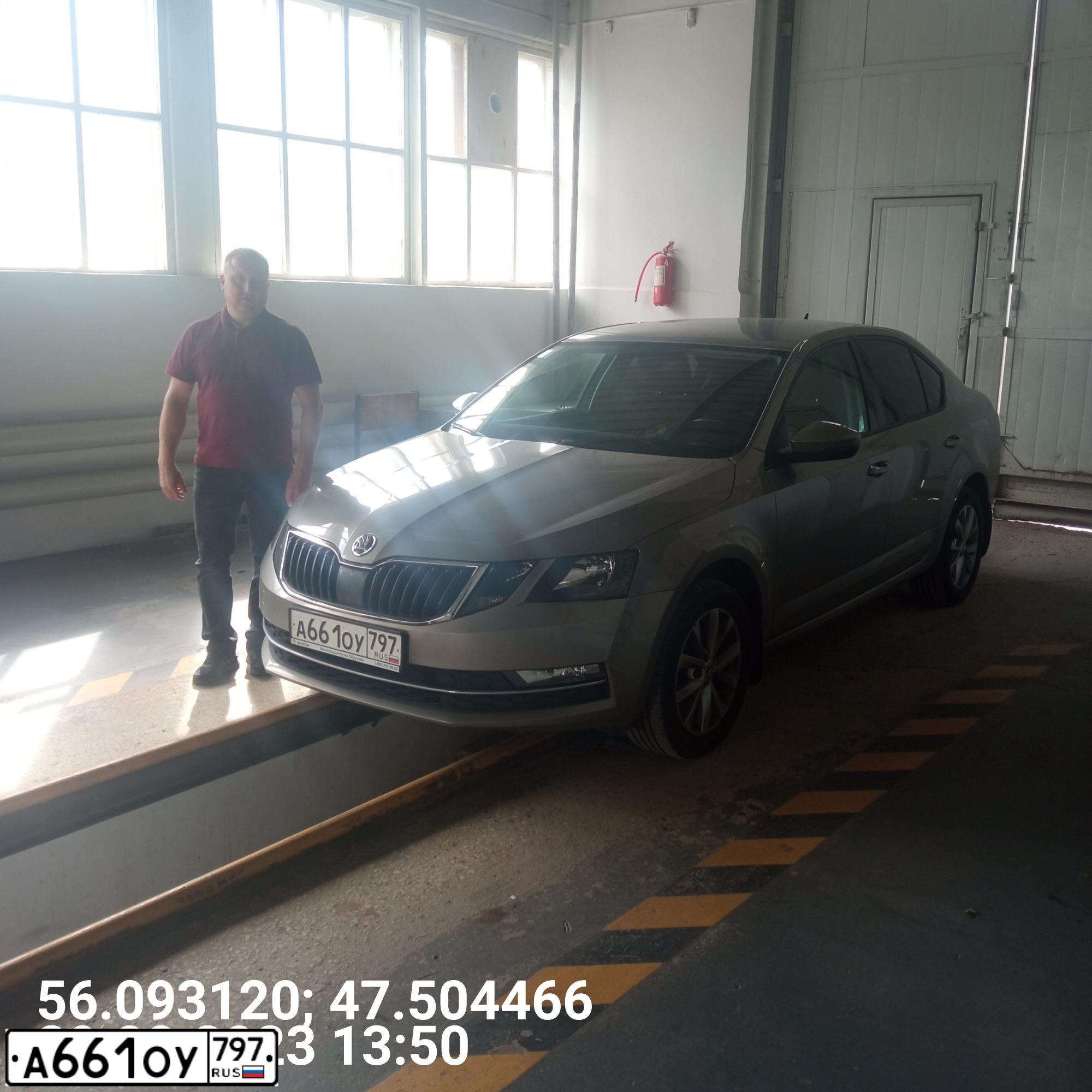 Фото автомобиля SKODA OCTAVIA, 2017 — госномер В888СА21. Цвет: БЕЖЕВЫЙ